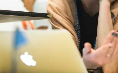 Photo closeup of laptop and teacher hands