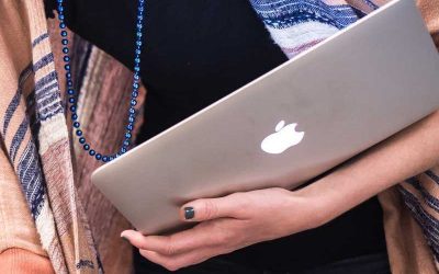 Photo closeup of teacher holding laptop