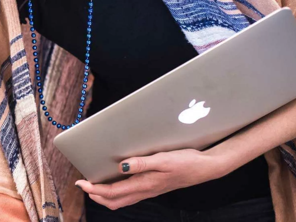 Photo closeup of teacher holding laptop
